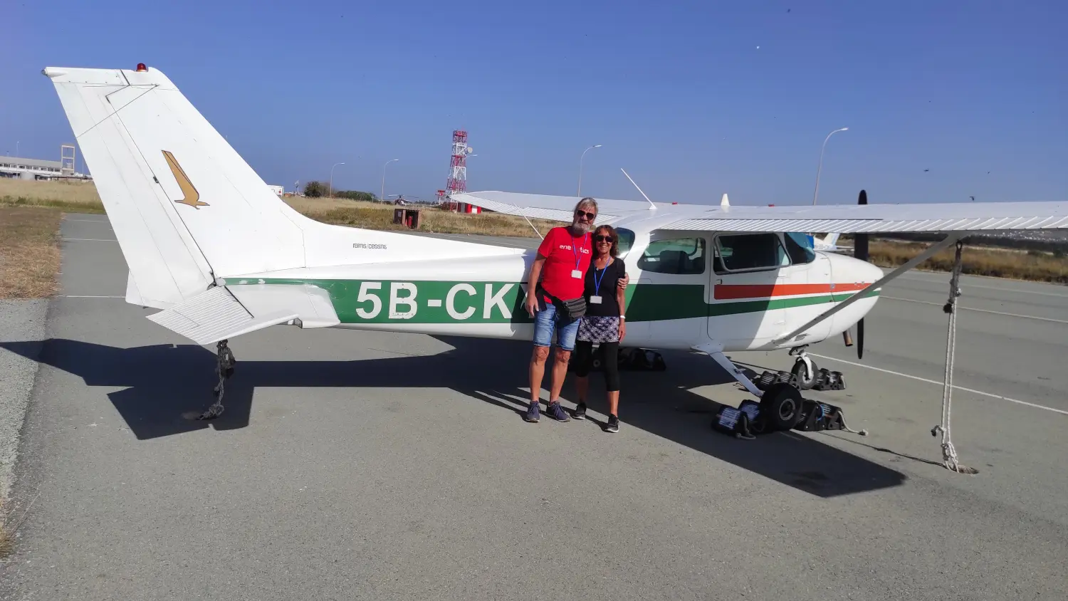 Paar mit Flugzeug von Dream Apartments Pafos 